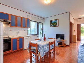 Fridge, oven, dishwasher, cookware/dishes/utensils