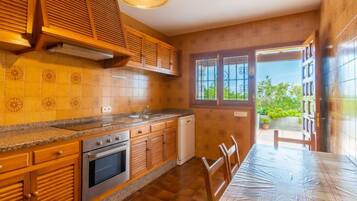 Frigorífico, microondas, horno y lavavajillas