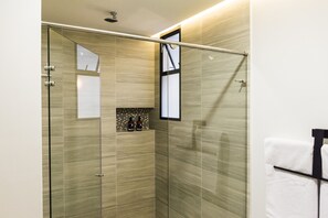 Triple Room | Bathroom | Shower, rainfall showerhead, free toiletries, hair dryer - Kapital Suites (Pereira)