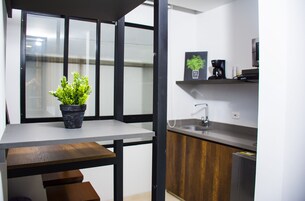 Cafetera/tetera, refrigerador, microondas, placa de cocina