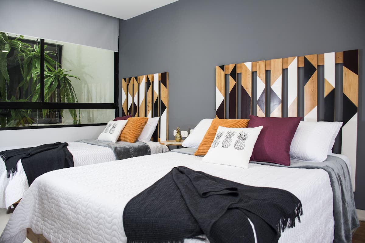 Driepersoonskamer | Luxe beddengoed, pillowtop-bedden, een kluis op de kamer