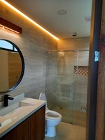 Shower, rainfall showerhead, free toiletries, hair dryer