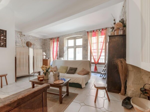 TV - Belles Pierres by Interhome (Nîmes)
