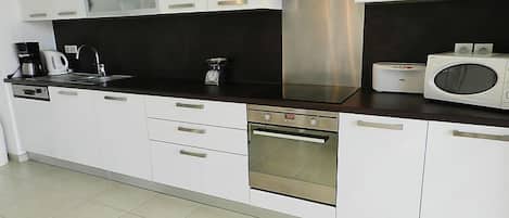 Kühlschrank, Mikrowelle, Ofen, Geschirrspüler