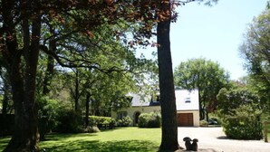 Une maison avec une pelouse bien entretenue et une allée menant à un garage.