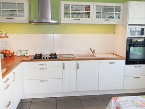 Kühlschrank, Mikrowelle, Ofen, Geschirrspüler