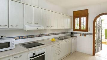 Een koelkast, een oven, een vaatwasser, een broodrooster