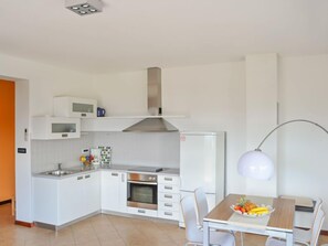 Kühlschrank, Ofen, Kochgeschirr/Geschirr/Besteck