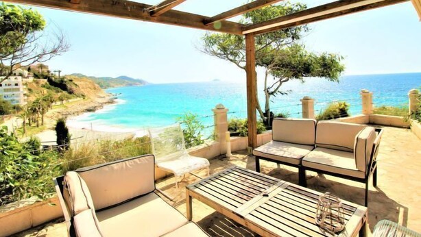 A covered outdoor seating area with a view of the beach and ocean. - Casa Taty by Interhome (El Campello/Villajoyosa)
