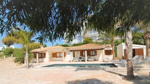 A villa with a swimming pool, outdoor seating, and a view of the sea. - Casa Taty by Interhome (El Campello/Villajoyosa)