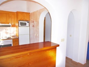 Frigorífico, microondas, horno y utensilios de cocina