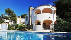 A white villa with a pool, surrounded by greenery and other buildings. - Balcon al Mar by Interhome (Jávea)