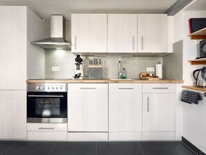 Kühlschrank, Mikrowelle, Ofen, Geschirrspüler