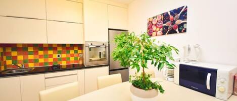 Refrigerador, microondas, lavavajillas, utensilios de cocina