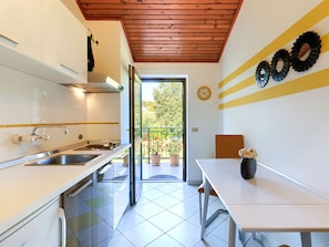 Kühlschrank, Kochgeschirr/Geschirr/Besteck, Esstisch