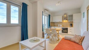Een modern appartement met een eetgedeelte, keuken en woonkamer.