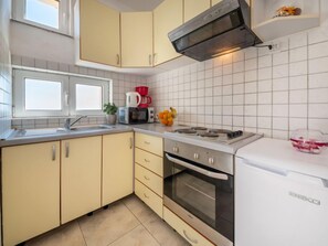 ثلاجة، فرن، مستلزمات طهي/أطباق/أوعية