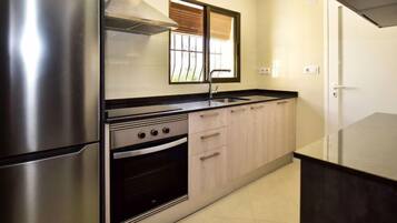 Een koelkast, een magnetron, een oven, een vaatwasser