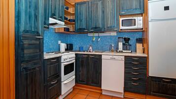 Kühlschrank, Mikrowelle, Geschirrspüler, Hochstuhl