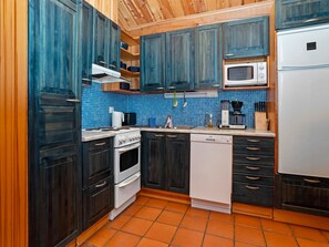 ثلاجة، ميكروويف، غسالة أطباق، كرسي للأطفال