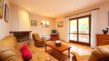 Una televisión, una chimenea