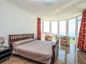 6 Schlafzimmer, Schreibtisch, Internetzugang