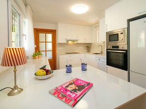 Fridge, microwave, dishwasher, cookware/dishes/utensils