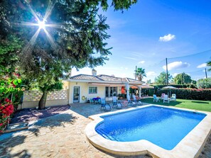 A house with a swimming pool, outdoor seating, and a garden. - Bonalba Golf, Urb. Los Naranjos by Interhome (San Juan / Muchamiel)