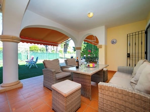 تناول الطعام بالخارج