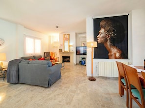 تلفزيون، مدفأة، مشغل دي في دي