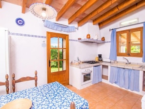 Frigorífico, microondas, horno y lavavajillas