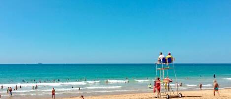 Una spiaggia nelle vicinanze