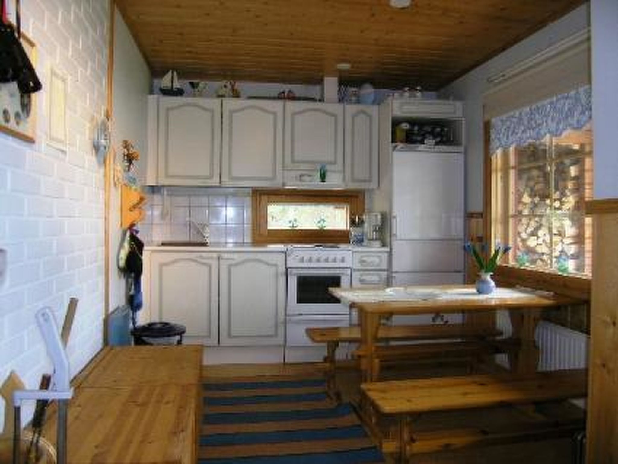 Jääkaappi, mikroaaltouuni, keittoastiat/astiat/ruokailuvälineet