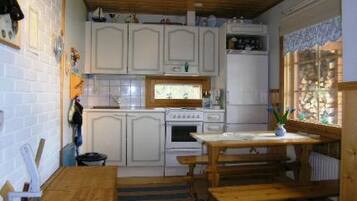 Jääkaappi, mikroaaltouuni, keittoastiat/astiat/ruokailuvälineet