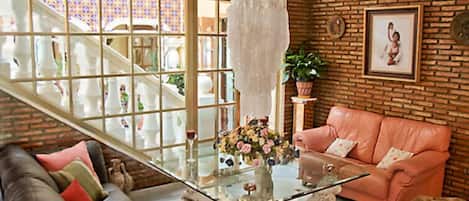 Televisión, chimenea y reproductor de DVD