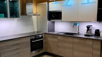 ثلاجة، ميكروويف، غسالة أطباق، مستلزمات طهي/أطباق/أوعية