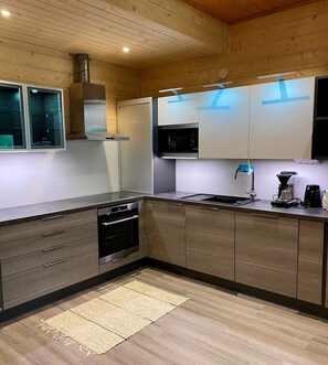 Fridge, microwave, dishwasher, cookware/dishes/utensils - Äkäsjärven lomamökit 1 by Interhome (Muonio)