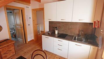 Fridge, oven, cookware/dishes/utensils