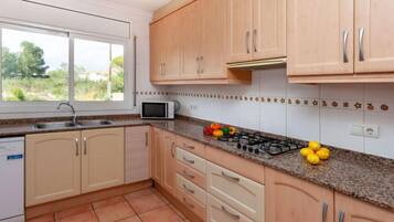 Een koelkast, een magnetron, een oven, een vaatwasser