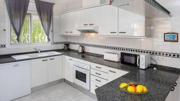 Een koelkast, een magnetron, een oven, een vaatwasser