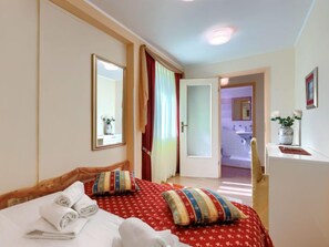 3 bedrooms, iron/ironing board, free Internet