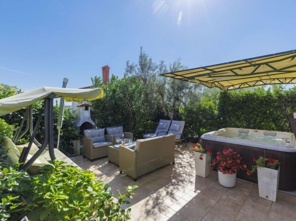 Outdoor spa tub