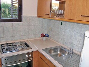 Geladeira, fogão, talheres/pratos/utensílios de cozinha