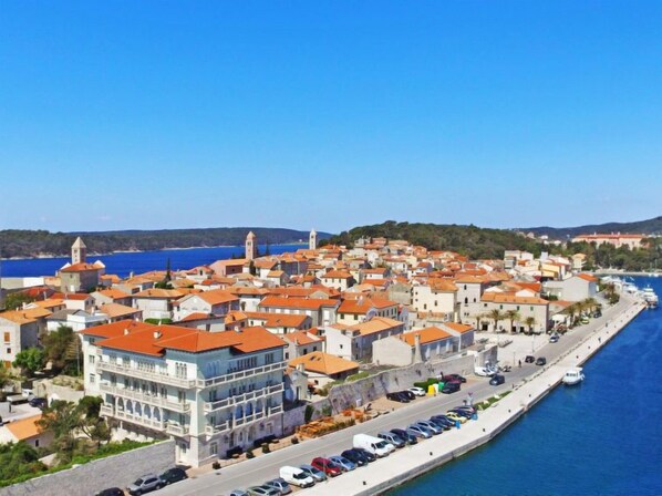 A coastal town with historic buildings, a marina, and a clear blue sea. - Petra 1 by Interhome (Rab/Rab)