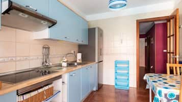 Een koelkast, een magnetron, kookgerei, borden en bestek, een vriezer