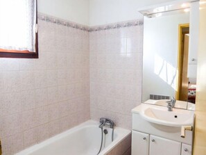 Bathroom - Les Lauriers Roses by Interhome (Saint Cyprien)