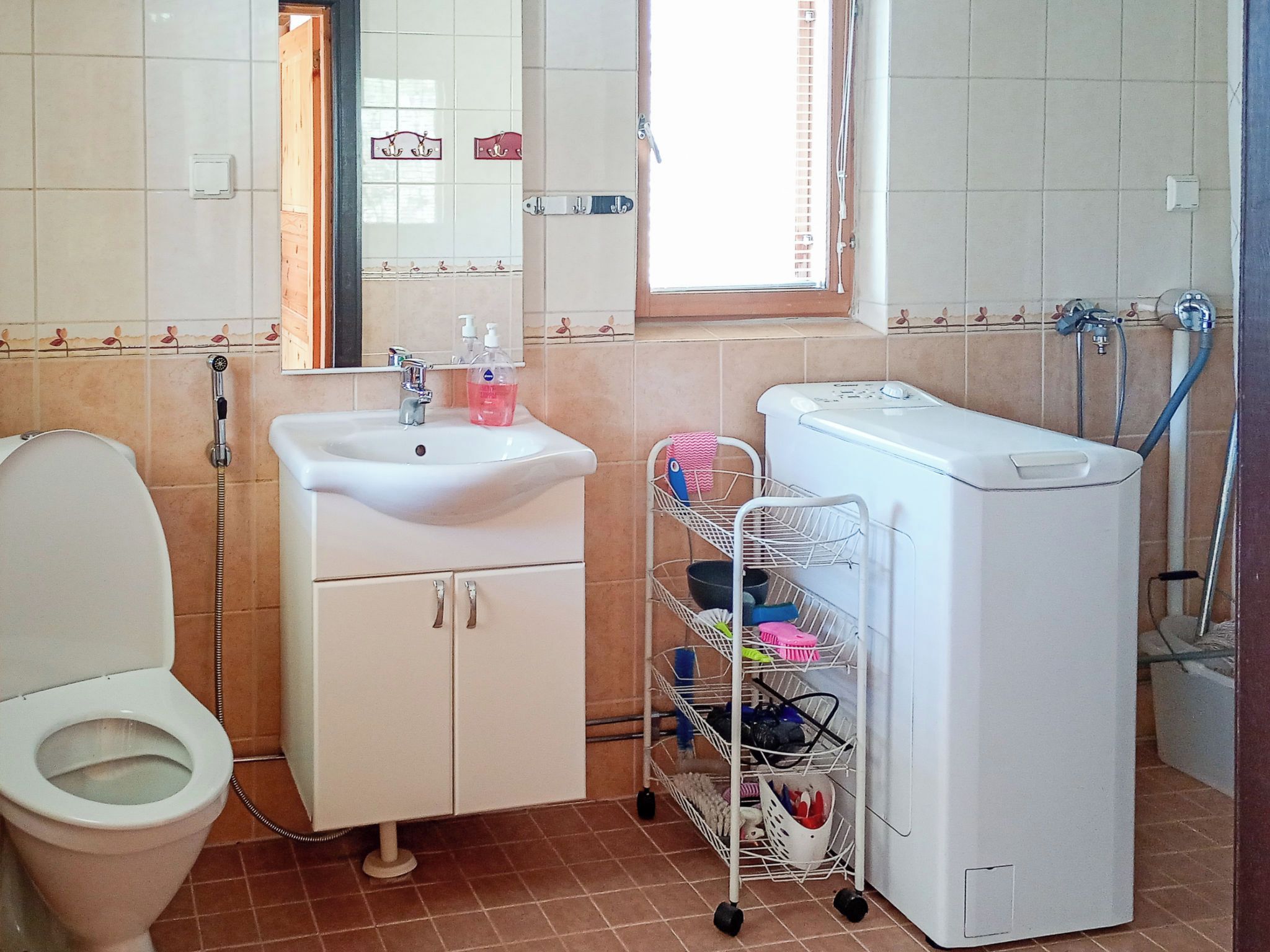 Kylpyhuone, jossa on wc, pesuallas ja suihku.