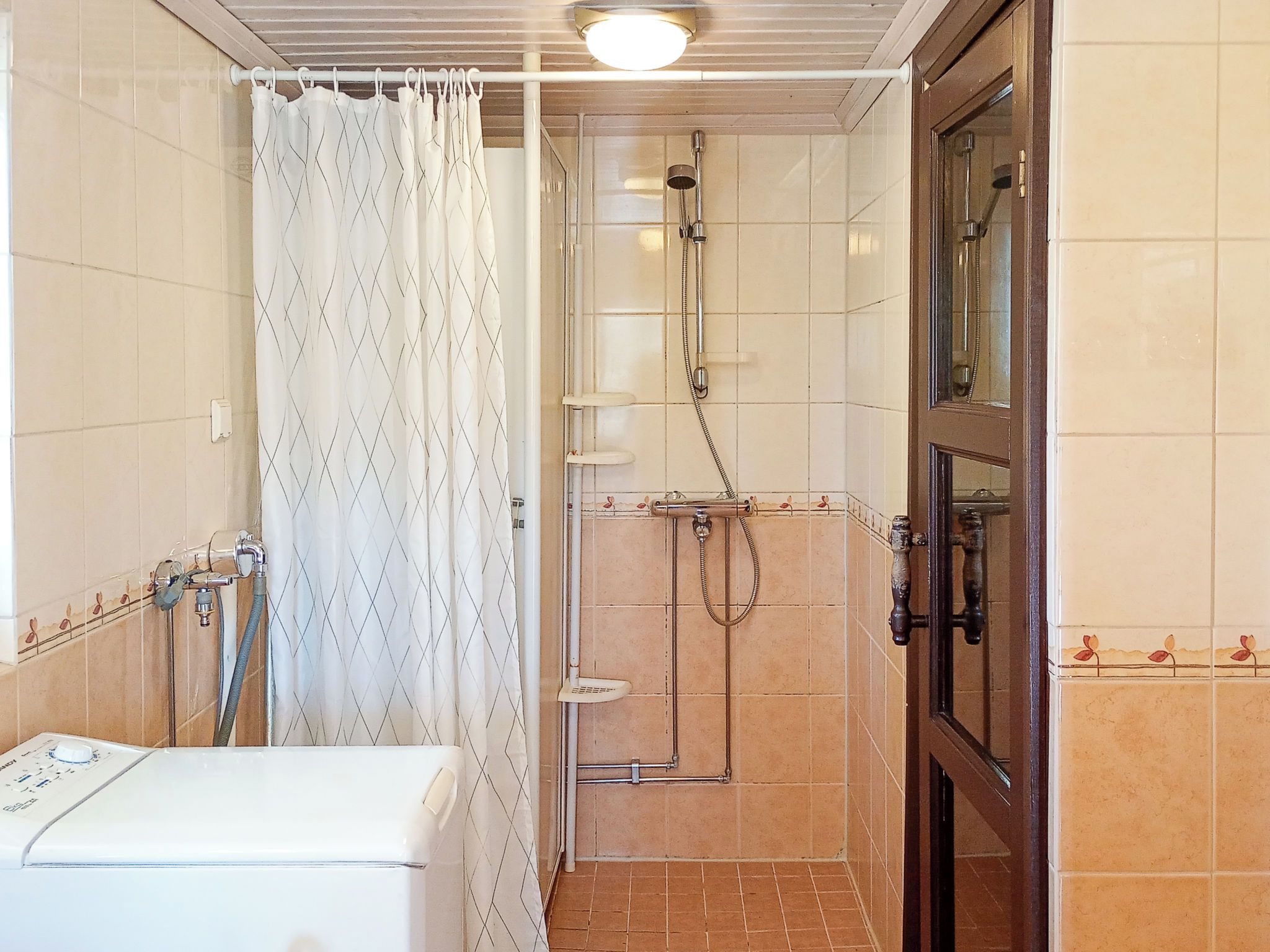 Un baño con ducha, inodoro y lavamanos.