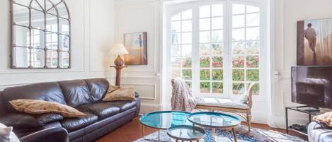 Tv, eldstad och dvd-spelare