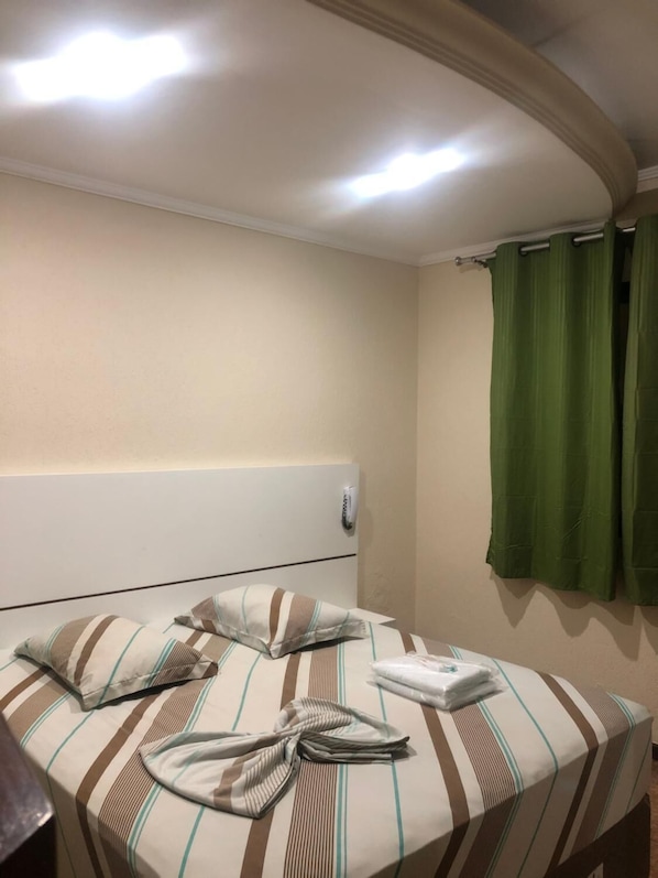 Desk, iron/ironing board, free WiFi, bed sheets - Hotel City II (Santo André)